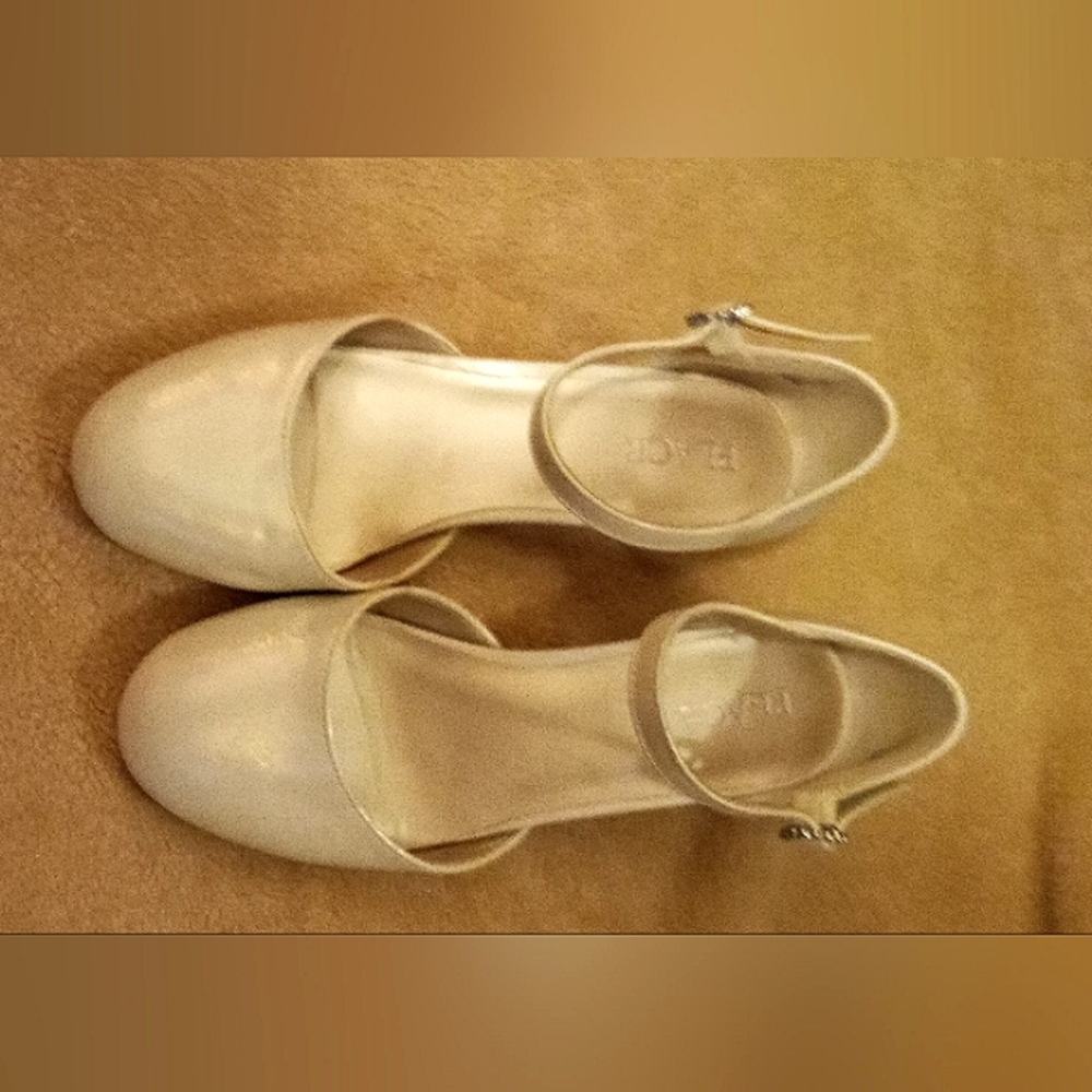 Children's Place Pearl White little girls size 4 sandals.